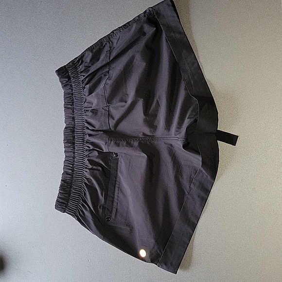 Lululemon short black Spring Break Away Short ll sz 4 Perfect hike beach - Picture 5 of 6
